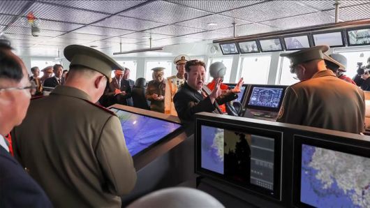 [서울=뉴시스] 조선중앙TV가 김정은 북한 국무위원장이 지난 5일 무장장비전시회 '국방발전-2025' 이틀차에 해군의 신형 구축함 '최현호'를 돌아봤다고 6일 방영한 가운데 서해 북방한계선(NLL) 부근 레이더 화면이 나오고 있다.(사진=조선중앙TV 캡처) 2025.10.06. photo@newsis.com *재판매 및 DB 금지