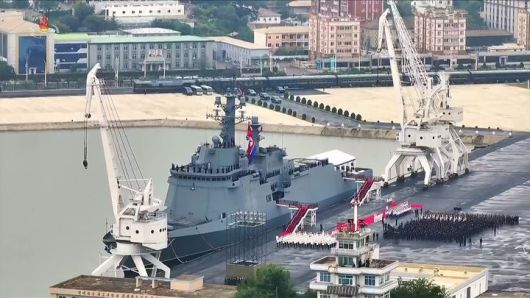 [서울=뉴시스] 조선중앙TV가 김정은 북한 국무위원장이 지난 5일 무장장비전시회 '국방발전-2025' 이틀차에 해군의 신형 구축함 '최현호'를 돌아봤다고 6일 방영했다.(사진=조선중앙TV 캡처) 2025.10.06. photo@newsis.com *재판매 및 DB 금지