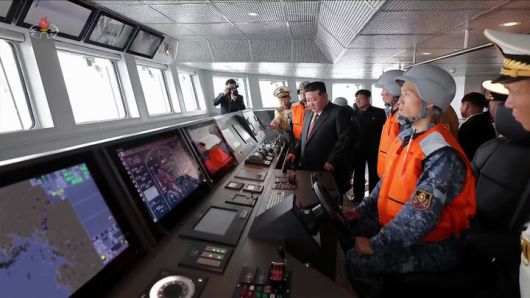 [서울=뉴시스] 조선중앙TV가 김정은 북한 국무위원장이 지난 5일 무장장비전시회 '국방발전-2025' 이틀차에 해군의 신형 구축함 '최현호'를 돌아봤다고 6일 방영했다.(사진=조선중앙TV 캡처) 2025.10.06. photo@newsis.com *재판매 및 DB 금지