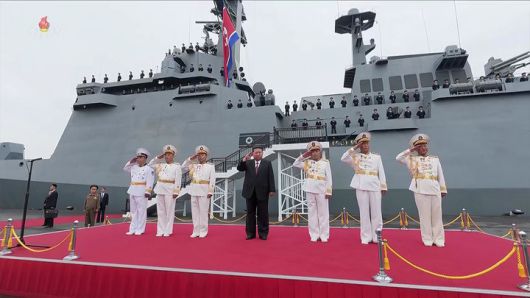 [서울=뉴시스] 조선중앙TV가 김정은 북한 국무위원장이 지난 5일 무장장비전시회 '국방발전-2025' 이틀차에 해군의 신형 구축함 '최현호'를 돌아봤다고 6일 방영했다.(사진=조선중앙TV 캡처) 2025.10.06. photo@newsis.com *재판매 및 DB 금지