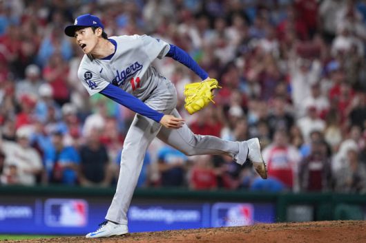 [필라델피아=AP/뉴시스] 로스앤젤레스(LA) 다저스의 사사키 로키가 6일(현지 시간) 미 펜실베이니아주 필라델피아 시티즌스 뱅크 파크에서 열린 2025 메이저리그 내셔널리그 디비전시리즈(NLDS·5전3선승제) 2차전 필라델피아 필리스와의 경기 9회 말 투구하고 있다. 사사키는 팀이 4-3으로 쫓기던 9회 말 2사 1,3루 상황에서 마운드에 올라와 팀 승리를 지켜냈고 다저스가 내셔널리그 챔피언십시리즈(NLCS·7전4선승제)에 1승만을 남겨뒀다. 2025.10.07.