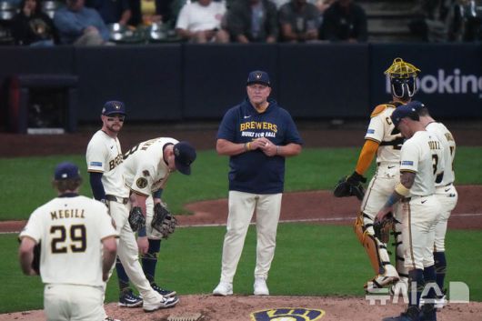[밀워키=AP/뉴시스] 7일(한국 시간) 미국 위스콘신주 밀워키의 아메리칸 패밀리 필드에서 열린 2025 메이저리그 내셔널리그 디비전시리즈 2차전에서 시카고 컵스를 7-3으로 꺾은 밀워키 브루어스. 2025.10.07.