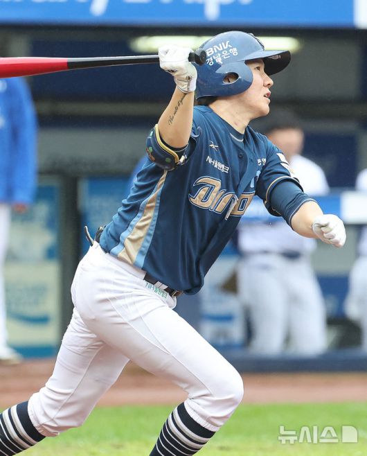 [대구=뉴시스] 이무열 기자 = 7일 대구 수성구 삼성라이온즈파크에서 열린 2025 신한 SOL 뱅크 KBO리그 와일드카드 2차전 NC 다이노스와 삼성 라이온즈의 경기, 4회초 무사 주자 없는 상황에서 NC 박민우가 안타를 치고 있다. 2025.10.07. lmy@newsis.com