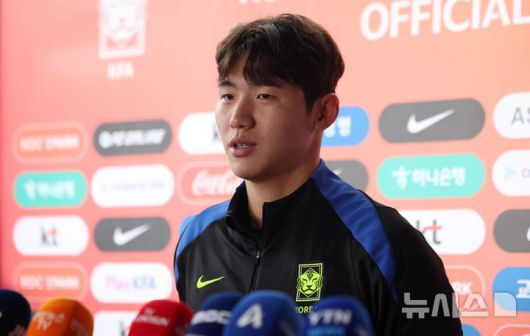 [고양=뉴시스] 김선웅 기자 = 브라질과의 평가전을 앞둔 대한민국 축구대표팀 김지수가 지난달 7일 경기 고양시 고양종합운동장 보조경기장에서 훈련을 앞두고 취재진과 인터뷰를 하고 있다. 2025.10.07. mangusta@newsis.com