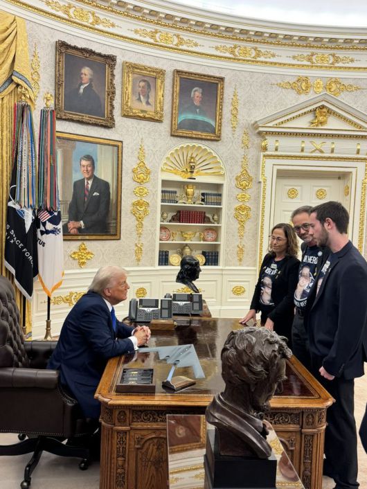 [서울=뉴시스] 도널드 트럼프 미국 대통령이 7일(현지 시간) 가자지구 전쟁 발발 2주년을 맞아 백악관에서 미국-이스라엘 이중 국적 인질 가족들을 만나고 있다. (사진=캐럴라인 레빗 백악관 대변인 X 갈무리) 2025.10.08. *재판매 및 DB 금지