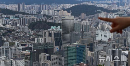 [서울=뉴시스] 김혜진 기자 = 9일 서울 중구 남산에서 서울시내 아파트가 보이고 있다.수도권과 지방 아파트 가격 격차가 약 17년 만에 가장 벌어진 것으로 밝혀졌다. 한국은행 경제통계시스템에 따르면 지난 7월 아파트 매매 실거래가격 지수는 수도권과 지방이 각각 152.0, 105.2를 기록했다. 2025.10.09. jini@newsis.com