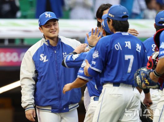 [인천=뉴시스] 조성우 기자 = 9일 인천 미추홀구 SSG랜더스필드에서 열린 2025 KBO 포스트시즌 준플레이오프 1차전 삼성 라이온즈와 SSG 랜더스의 경기, 이날 선발투수 최원태가 SSG에 5-2 승리를 거두며 포스트시즌 첫 승리를 기록한 뒤 기뻐하고 있다. 2025.10.09. xconfind@newsis.com