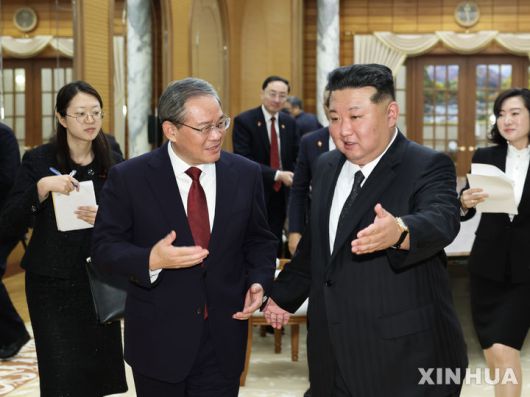 [평양=신화/뉴시스] 김정은(오른쪽) 북한 국무위원장이 9일 북한 평양에서 리창 중국 총리를 만나고 있다. 리 총리는 북한 조선노동당 창당 80주년 열병식 참석을 위해 북한을 방문했다. 2025.10.10.