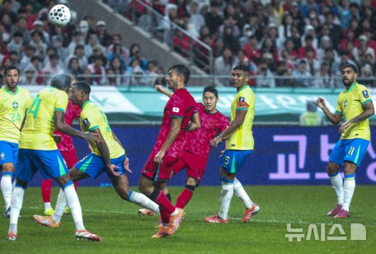 [서울=뉴시스] 황준선 기자 = 10일 서울 마포구 서울월드컵경기장에서 열린 남자 축구 국가대표 10월 A매치 친선전 대한민국과 브라질의 경기, 이강인이 슛을 하고 있다. 2025.10.10. hwang@newsis.com