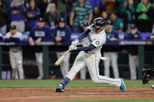 [시애틀=AP/뉴시스] 시애틀 매리너스의 호르헤 폴랑코가 11일(한국 시간) 미국 워싱턴주 시애틀의 T모바일 파크에서 벌어진 2025 메이저리그(MLB) 포스트시즌 아메리칸리그 디비전시리즈(ALDS) 최종 5차전에서 연장 15회 끝내기 안타를 때려내고 있다. 2025.10.11