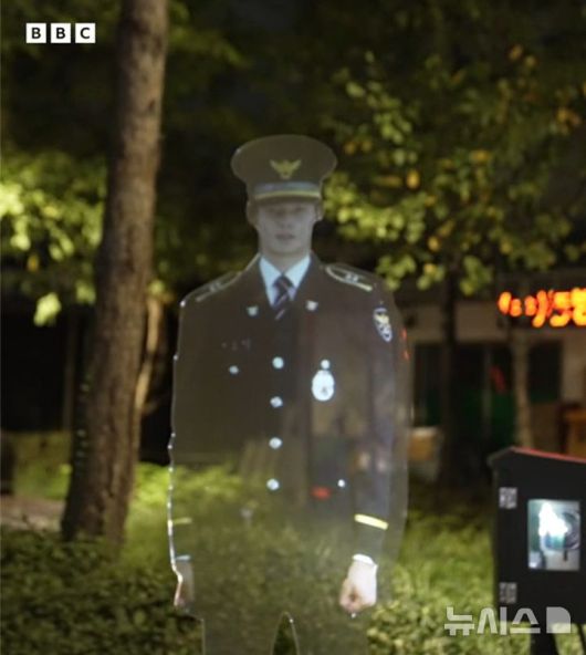 [뉴시스] 서울 중구 저동3공원의 홀로그램 경찰 안내판. (사진=BBC영상캡쳐) 2025.10.10
