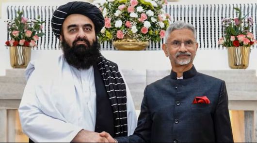 [서울=뉴시스] 인도 정부가 이슬람 무장 조직인 탈레반이 아프가니스탄을 재집권한 이후 폐쇄했던 주아프가니스탄 자국 대사관을 4년 만에 다시 개설한다. 사진은 수브라마냠 자이샨카르 인도 외교부 장관(오른쪽)과 아미르 칸 무타키 아프간 외무장관이 10일(현지 시간) 인도 뉴델리에서 열린 회담에 앞서 악수하는 모습. (사진출처: 인디언익스프레스) 2025.10.11. *재판매 및 DB 금지