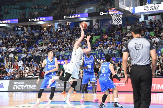 [서울=뉴시스] 프로농구 원주 DB의 헨리 엘런슨. (사진=KBL 제공) *재판매 및 DB 금지