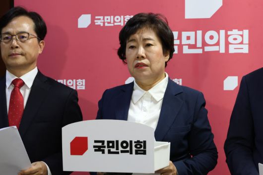 [서울=뉴시스] 국민의힘 사법정의수호 및 독재저지 특별위원회 위원장인 조배숙 의원이 11일 국회에서 기자회견을 열고 김건희 특검의 조사를 받은 경기 양평군 공무원이 사망한 것과 관련해 성명을 발표하고 있다. (사진=조배숙 의원실 제공) *재판매 및 DB 금지