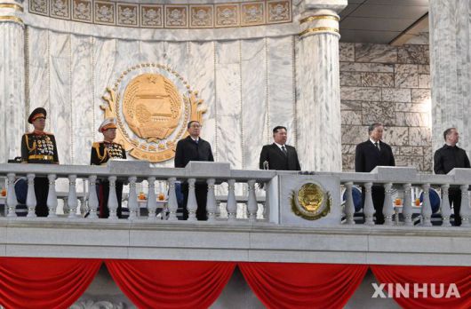 [평양=신화/뉴시스] 김정은(오른쪽 세 번째) 북한 국무위원장이 드미트리 메드베데프(오른쪽부터) 러시아 국가안보위원회 부의장, 또 럼 베트남 공산당 서기장, 리창 중국 국무원 총리와 함께 10일 평양 김일성 광장에서 열린 조선노동당 창건 80주년 기념 열병식을 관람하고 있다.  2025.10.11.