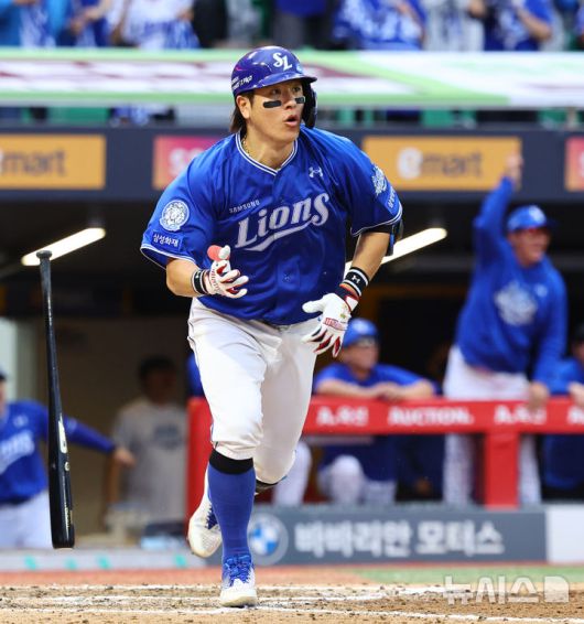 [서울=뉴시스] 박주성 기자 = 11일 인천 미추홀구 SSG랜더스필드에서 열린 2025 KBO 포스트시즌 준플레이오프 2차전 삼성 라이온즈와 SSG 랜더스의 경기, 9회초 원아웃 주자 2루에서 삼성 강민호가 동점 적시타를 치고 있다. 2025.10.11. park7691@newsis.com