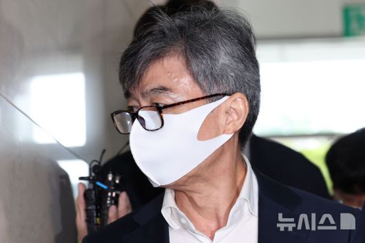 [서울=뉴시스] 조성우 기자 = 이종호 전 블랙펄인베스트먼트 대표가 지난 12일 오전 서울 서초구 순직 해병 특별검사팀 사무실에서 참고인 조사를 받기 위해 출석하고 있다. 2025.10.27. xconfind@newsis.com