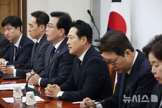 [서울=뉴시스] 조성봉 기자 = 장동혁 국민의힘 대표가 13일 오전 서울 여의도 국회에서 열린 최고위원회의에서 발언을 하고 있다. 2025.10.13. suncho21@newsis.com