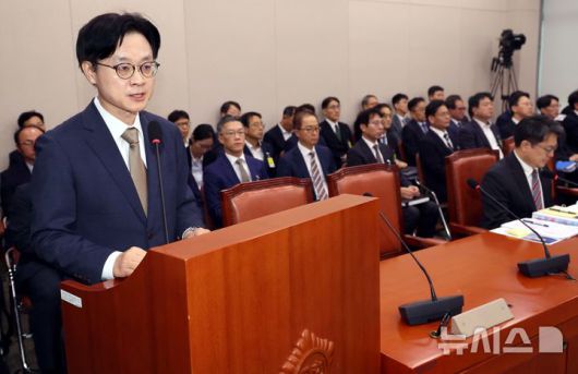 [서울=뉴시스] 조성봉 기자 = 김정관 산업통상부 장관이 13일 오전 서울 여의도 국회 산업통상자원중소벤처기업위원회에서 열린 산업통상부에 대한 국정감사에서 업무 보고를 하고 있다. 2025.10.13. suncho21@newsis.com