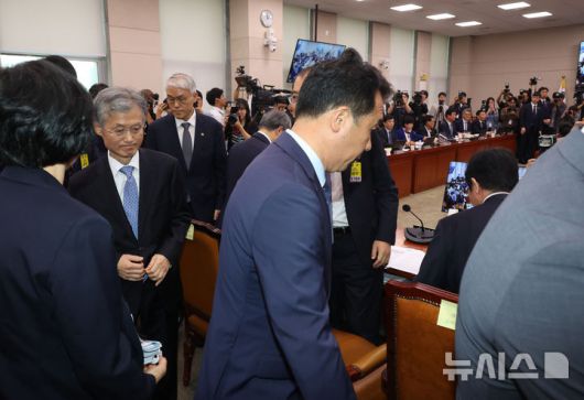[서울=뉴시스] 고승민 기자 = 조희대 대법원장이 13일 서울 여의도 국회에서 열린 법제사법위원회의 대법원 등 국정감사에서 정회 후 이석하고 있다. 2025.10.13. kkssmm99@newsis.com