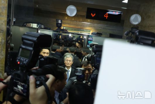 [서울=뉴시스] 고승민 기자 = 조희대 대법원장이 13일 서울 여의도 국회에서 열린 법제사법위원회의 대법원 등 국정감사에서 정회 후 이석, 엘리베이터에 탑승하고 있다. 2025.10.13. kkssmm99@newsis.com