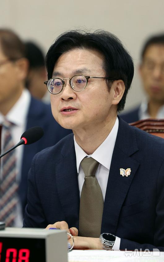 [서울=뉴시스] 김명년 기자 = 김정관 산업통상부 장관이 13일 오전 서울 여의도 국회에서 열린 산업통상자원중소벤처기업위원회 국정감사에서 질의에 답하고 있다. 2025.10.13. kmn@newsis.com