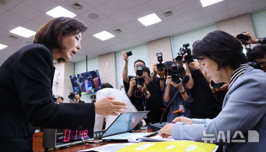 [서울=뉴시스] 김금보 기자 = 나경원 국민의힘 의원이 13일 서울 여의도 국회에서 열린 법제사법위원회 국정감사에서 추미애 위원장의 국정감사 운영에 항의하고 있다. 2025.10.13. kgb@newsis.com