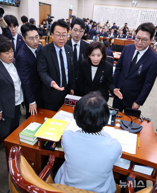 [서울=뉴시스] 김금보 기자 = 나경원 국민의힘 의원을 비롯한 법제사법위원회 의원들이 13일 서울 여의도 국회에서 열린 법제사법위원회 국정감사에서 추미애 위원장의 국정감사 운영에 항의하고 있다. 2025.10.13. kgb@newsis.com
