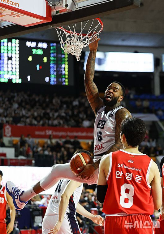 [서울=뉴시스] 최진석 기자 = 13일 서울 송파구 잠실학생체육관에서 열린 2025-2026 KBL 프로농구 서울 SK 나이츠와 부산 KCC 이지스의 경기. KCC 숀 롱이 덩크슛을 하고 있다. 2025.10.13. myjs@newsis.com
