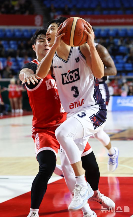 [서울=뉴시스] 최진석 기자 = 13일 서울 송파구 잠실학생체육관에서 열린 2025-2026 KBL 프로농구 서울 SK 나이츠와 부산 KCC 이지스의 경기. KCC 허웅이 돌파를 시도하고 있다. 2025.10.13. myjs@newsis.com
