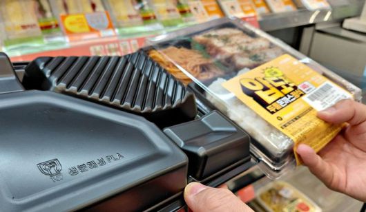 [서울=뉴시스] CU는 ESG(환경·사회·지배구조) 경영 강화를 위해 도시락 용기를 기존 PP(폴리프로필렌) 소재에서 친환경 생분해성 소재인 PLA(폴리락틱애시드)로 전면 교체한다고 14일 밝혔다.(사진=BGF리테일 제공) *재판매 및 DB 금지