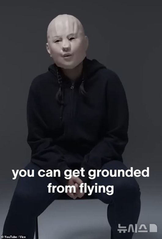 [뉴시스] 전직 승무원이 VICE와의 인터뷰 영상에서 비행에서 제외당했다고 설명하는 모습. (사진=데일리메일) 2025.10.13.