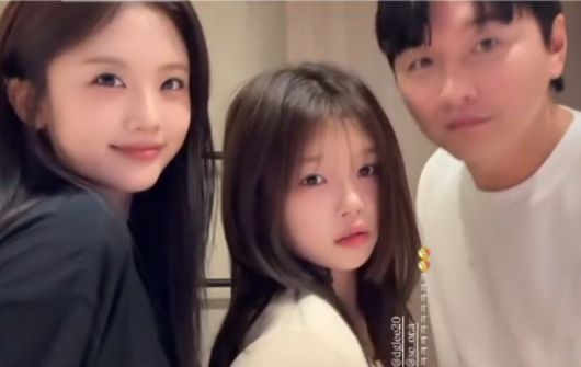 [서울=뉴시스] 이동국이 딸 재시, 설아와 함께 다정하게 포즈를 취하고 있다. (사진=이수진 인스타그램 캡처) 2025.10.14. photo@newsis.com *재판매 및 DB 금지