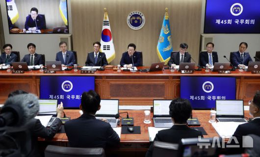 [서울=뉴시스] 최동준 기자 = 이재명 대통령이 14일 서울 용산 대통령실 청사에서 열린 국무회의에서 발언하고 있다. 2025.10.14. photocdj@newsis.com