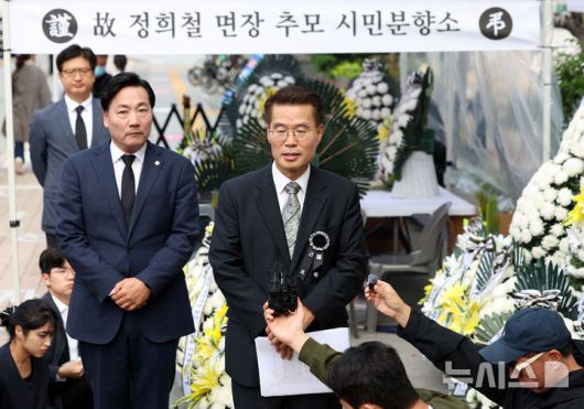 [서울=뉴시스] 조성우 기자 = 김건희 특검의 김건희 여사 일가 양평 공흥지구 개발 특혜 의혹 관련 조사를 받은 뒤 숨진채 발견된 양평군청 공무원 A 씨의 변호를 맡은 박경호(가운데) 변호사가 14일 오전 김건희 특검 사무실이 마련된 서울 종로구 KT광화문빌딩 웨스트 앞에서 기자회견을 하고 있다. 2025.10.14. xconfind@newsis.com