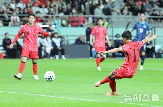 [서울=뉴시스] 이영환 기자 = 14일 오후 서울 마포구 서울월드컵경기장에서 열린 하나은행 초청 축구국가대표팀 친선경기 대한민국과 파라과이의 경기 전반전, 대한민국 엄지성이 팀의 첫 골을 넣고 있다. 2025.10.14. 20hwan@newsis.com