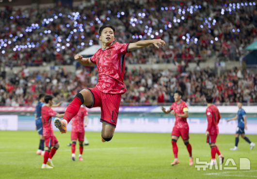 [서울=뉴시스] 김근수 기자 = 14일 오후 서울 마포구 서울월드컵경기장에서 열린 하나은행 초청 축구국가대표팀 친선경기 대한민국과 파라과이의 경기 시작 전반 대한민국 엄지성이 선취골을 뽑아내고 세리머니를 하고 있다, 2025.10.14. ks@newsis.com