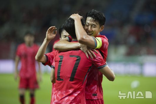 [서울=뉴시스] 김근수 기자 = 14일 오후 서울 마포구 서울월드컵경기장에서 열린 하나은행 초청 축구국가대표팀 친선경기 대한민국과 파라과이의 경기. 전반 대한민국 엄지성이 선취골을 넣고 손흥민과 기뻐하고 있다. 2025.10.14. ks@newsis.com