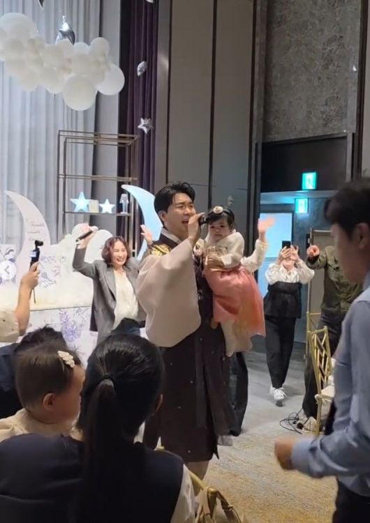 [서울=뉴시스] 방송인 박수홍·김다예 부부가 딸 재이 양의 첫 돌잔치를 열고 동료들과 함께 기쁨을 나눴다. (사진=안영미 인스타그램 캡처) 2025.10.15. photo@newsis.com *재판매 및 DB 금지