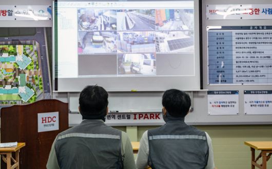 HDC현대산업개발은 천안 아이파크 시티 현장을 시작으로 군산 레이크시티 아이파크, 춘천 레이크시티 아이파크, 서울원 아이파크 등에 CCTV 확대를 순차적으로 도입하고 있는 가운데 전국 각지의 현장에 타워크레인 CCTV를 확대 적용할 계획이다.  사진 HDC현대산업개발 *재판매 및 DB 금지