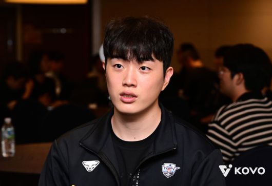 [서울=뉴시스] 남자배구 우리카드 김지한이 15일 서울 강남구 호텔리베라 청담에서 열린 진에어 2025~2026 V-리그 남자부 미디어데이에 참석해 취재진의 질문에 답하고 있다. (사진=KOVO 제공) 2025.10.15. *재판매 및 DB 금지