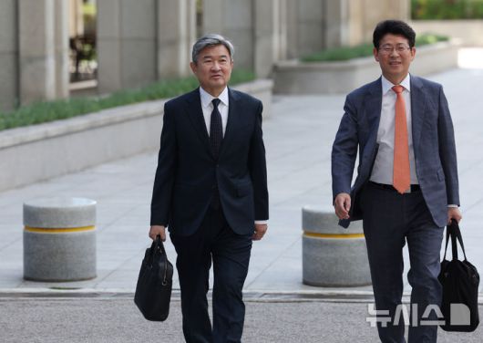 [서울=뉴시스] 김진아 기자 = 12·3 비상계엄 관련 국가정보원법 위반 등의 혐의를 받는 조태용 전 국정원장이 15일 오전 서울 서초구 서울고등검찰청에 마련된 내란 특검(특별검사 조은석)에 피의자 신분으로 출석하고 있다. 2025.10.15. bluesoda@newsis.com