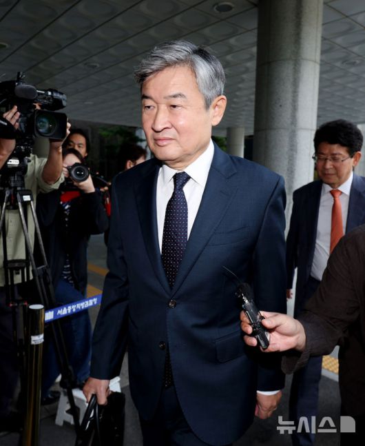 [서울=뉴시스] 김진아 기자 = 12·3 비상계엄 관련 국가정보원법 위반 등의 혐의를 받는 조태용 전 국정원장이 15일 오전 서울 서초구 서울고등검찰청에 마련된 내란 특검(특별검사 조은석)에 피의자 신분으로 출석하고 있다. 2025.10.15. bluesoda@newsis.com