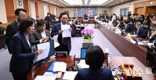 [서울=뉴시스] 국회사진기자단 = 15일 오전 서울 서초구 대법원에서 국회 법제사법위원회 현장 국정감사에 앞서 열린 전체회의에서 추미애 법사위원장이 이재명 대통령 선거법 관련 대법원 전원합의체 판결 관련 서류제출 요구를 위한 의사일정 추가 서면 동의안을 처리 하려 하자 국민의힘 의원들이 항의하고 있다. 2025.10.15. photo@newsis.com