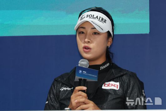 [해남=뉴시스] 권창회 기자 = 15일 오후 전남 해남 파인비치 골프링크스에서 열린 BMW 레이디스 챔피언십 2025 미디어데이에서 윤이나가 취재진 질문에 답하고 있다. 2025.10.15. kch0523@newsis.com