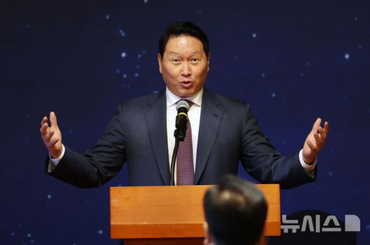 [서울=뉴시스] 김명년 기자 = 최태원 대한상의 회장이 15일 서울 여의도 국회 사랑재에서 열린 사회적 대화 공동선언식에서 발언하고 있다. 2025.10.15. kmn@newsis.com