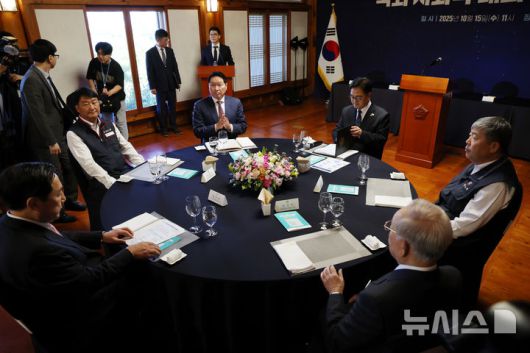 [서울=뉴시스] 김명년 기자 = 우원식 국회의장을 비롯한 노사 5단체 대표들이 15일 서울 여의도 국회 사랑재에서 열린 사회적 대화 공동선언식에 참석해 있다. 왼쪽부터 시계방향으로 김기문 중소기업중앙회장, 양경수 민주노총 위원장, 최태원 대한상의 회장, 우 의장, 김동명 한국노총 위원장, 손경식 한국경영자총협회장. 2025.10.15. kmn@newsis.com