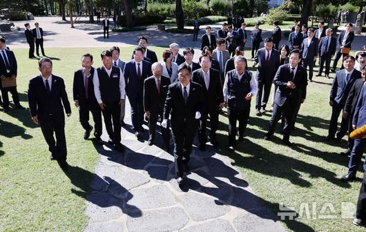 [서울=뉴시스] 김명년 기자 = 우원식 국회의장을 비롯한 노사 5단체 대표들 및 참석자들이 15일 서울 여의도 국회 사랑재에서 열린 사회적 대화 공동선언식에 참석하고 잇다. 2025.10.15. kmn@newsis.com