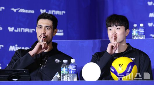 [서울=뉴시스] 김진아 기자 = 우리카드 김지한(오른쪽), 하파엘 아라우죠이 15일 서울 호텔리베라 청담 베르사이유홀에서 열린 진에어 2025~2026 V-리그 남자부 미디어데이에서 출사표를 발표하고 있다. 2025.10.15. bluesoda@newsis.com