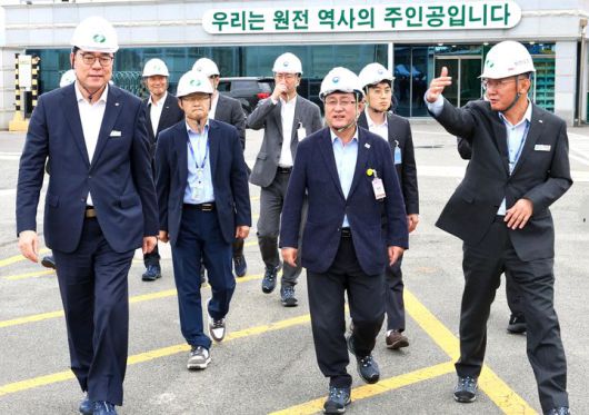 [서울=뉴시스] 김성환 기후에너지환경부 장관이 15일 부산 기장군 고리 원전 현장을 점검하고 원전 안전 운영을 위한 철저한 대비를 당부하고 있다. (사진=기후에너지환경부 제공) 2025.10.15. photo@newsis.com *재판매 및 DB 금지